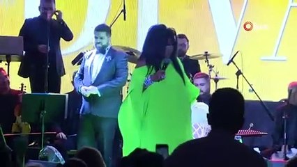 Bülent Ersoy'dan sahnede orkestraya hakaret