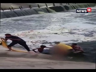 जयपुर में विदेशी लड़की निर्वस्त्र हो नदी में कूदी, बचाने वालों के संघर्ष का VIDEO हुआ वायरलThe 21 year old NRI girl who was rescued from Dravyavati river. police officer jumped into the river and saved the girl from drowning.