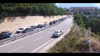 Report TV - Kosova 'dyndet' drejt Shqipërisë, radhë të gjata në Morinë