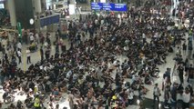 [속보] 홍콩 공항에 5천 명 시위대 몰려...당국, 항공기 운항 중단 / YTN