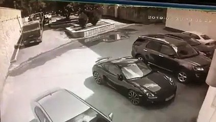 Il stoppe un camion à mains nues ! Oubli du frein à main !