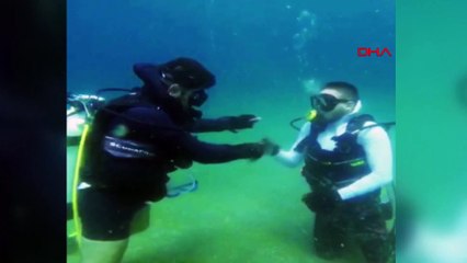 Su altında el öptürüp, deniz dibinde bulduğu parayı arkadaşına verdi