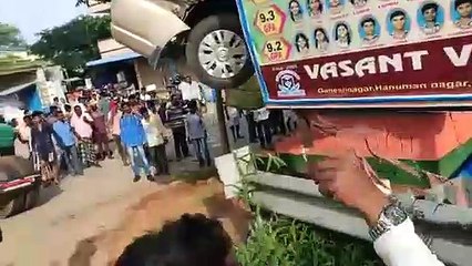 అతివేగంతో రేకుల షెడ్డు పైకి ఎక్కినా కారు ( వీడియో )