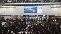 Χονγκ Κονγκ: Χάος στο αεροδρόμιο - Κατάληψη από χιλιάδες διαδηλωτές