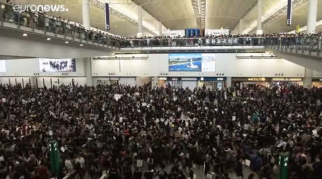 إلغاء جميع الرحلات في مطار هونغ كونغ بسبب الاحتجاجات وبكين ترى مؤشرات إرهاب