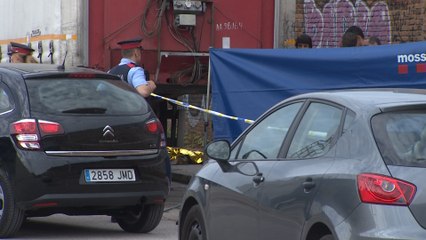 Hallan a una mujer muerta debajo del remolque de un camión