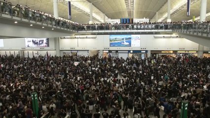 홍콩 국제공항서 5천여 명 시위...항공기 운항 중단 / YTN