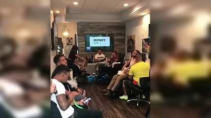 Homem pede a tatuagem mais WTF de sempre e leva a modelo para o estúdio