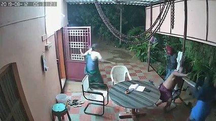 திருடர்களுடன் ராத்திரியில் தீரமான போராட்டம் செய்து அடித்து துரத்திய தம்பதி-வீடியோ