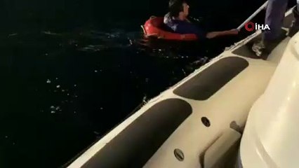 Üsküdar'da denize atlayan vatandaşın kurtarılma anı kamerada