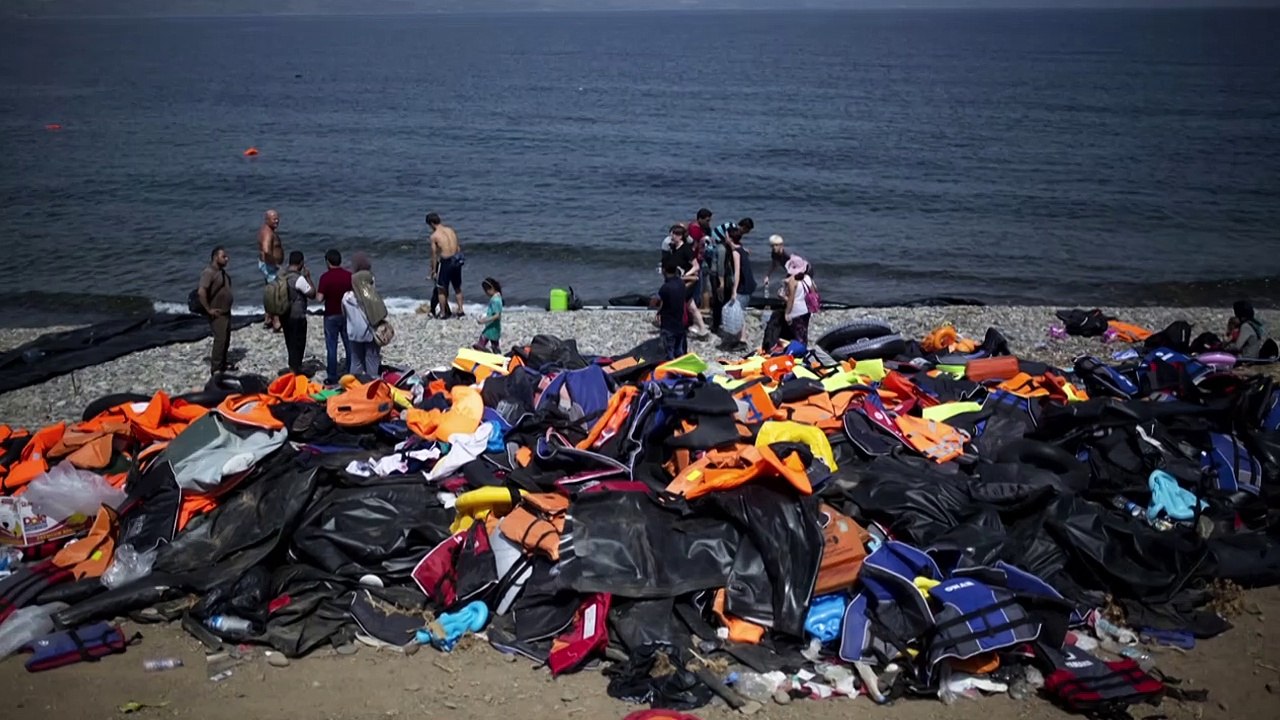 Berliner Startup macht Taschen aus Flüchtlingsbooten