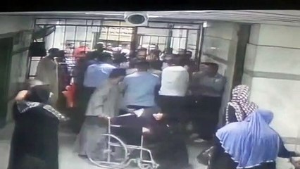 لحظة اقتحام أقارب أحد المرضى على مستشفى سوهاج الجامعى