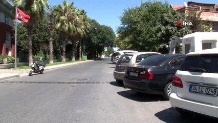 Şiddetli rüzgara dayanamayan ağaç 3 aracın üzerine devrildi