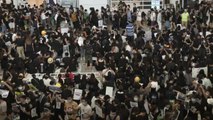 홍콩 공항에 시위대 5천 명 몰려...항공기 운항 중단 / YTN