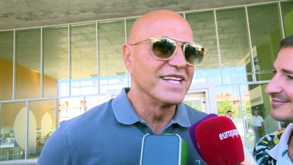 Así ha salido Kiko Matamoros del hospital: solo y sonriente