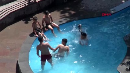 VAN'DA SICAKTAN BUNALAN ÇOCUKLAR, SÜS HAVUZUNDA SERİNLEDİ