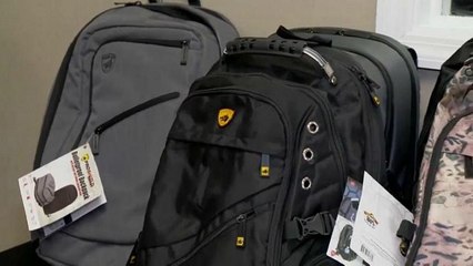 شاهد: أطفال أمريكا يستقبلون الموسم الدراسي بحقائب مضادة للرصاص