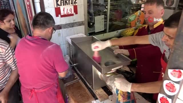 Ücretsiz kıyma çektirmek için saatlerce kuyrukta beklediler