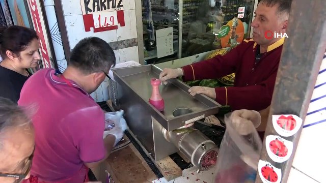 Ücretsiz kıyma çektirmek için saatlerce kuyrukta beklediler