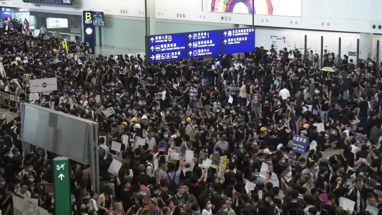홍콩 국제공항에 시위대 5천여 명 집결...항공기 운항 중단 / YTN