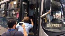 Rodoviários tiram cobrador de ônibus