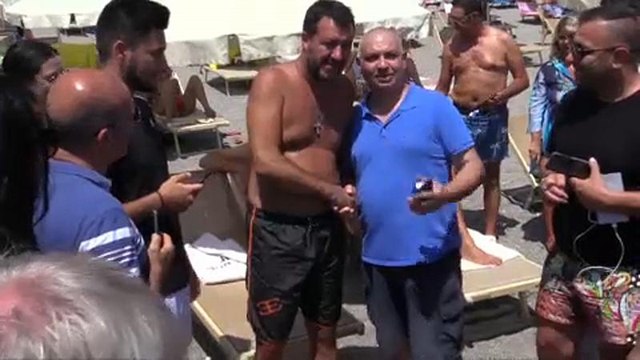 Сальвини просят вернуться с пляжа в парламент
