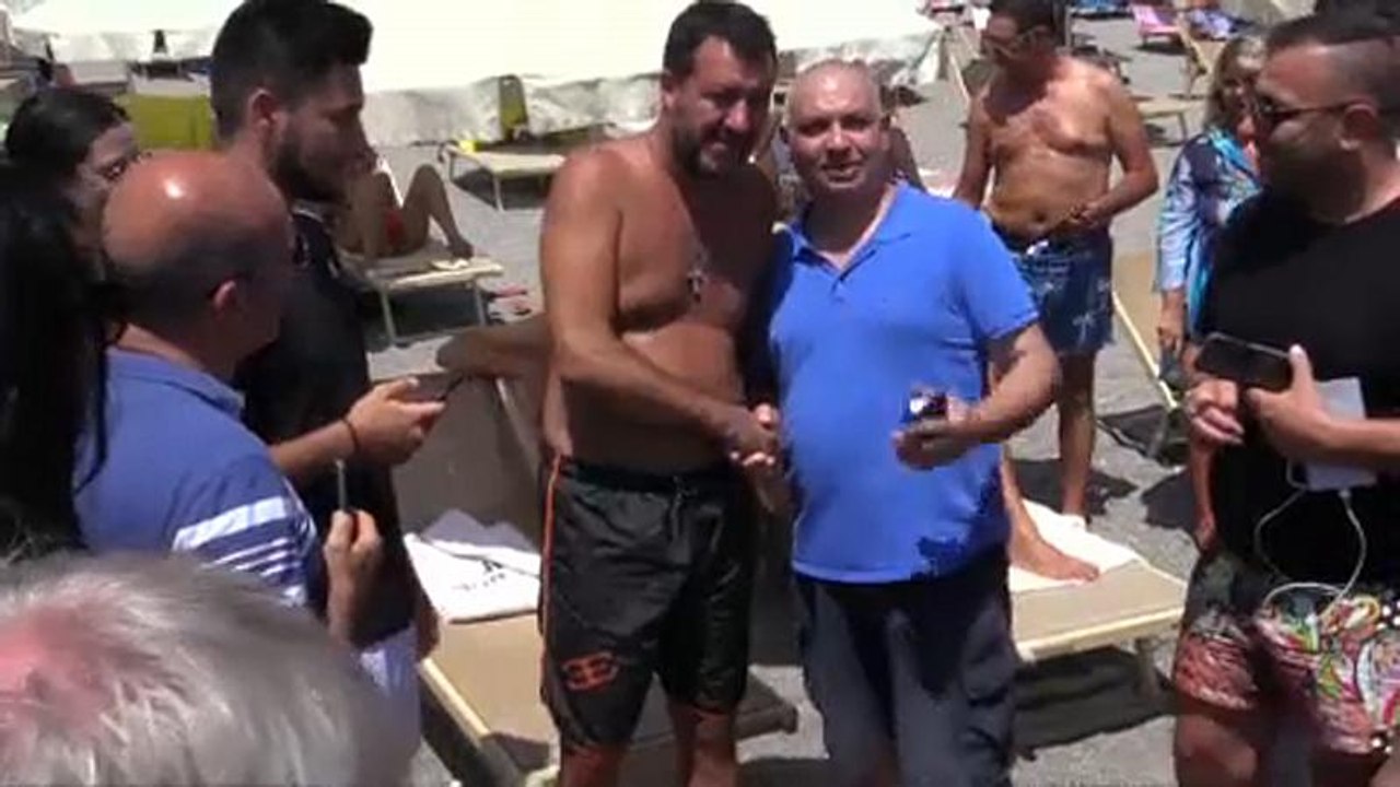 Επέστρεψε στη Ρώμη ο Ντι Μάιο, στις... παραλίες ο Σαλβίνι