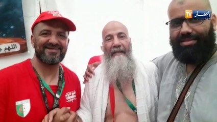 حاج جزائري يتمنى الخير للبلاد مع سقوط الأمطار الغزيرة في مشعر منى