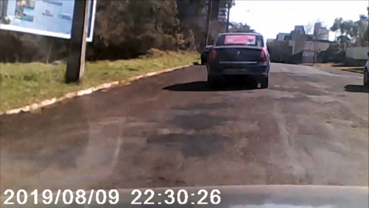 Câmera fixada em painel de carro flagra acidente na Rua São Paulo, no centro