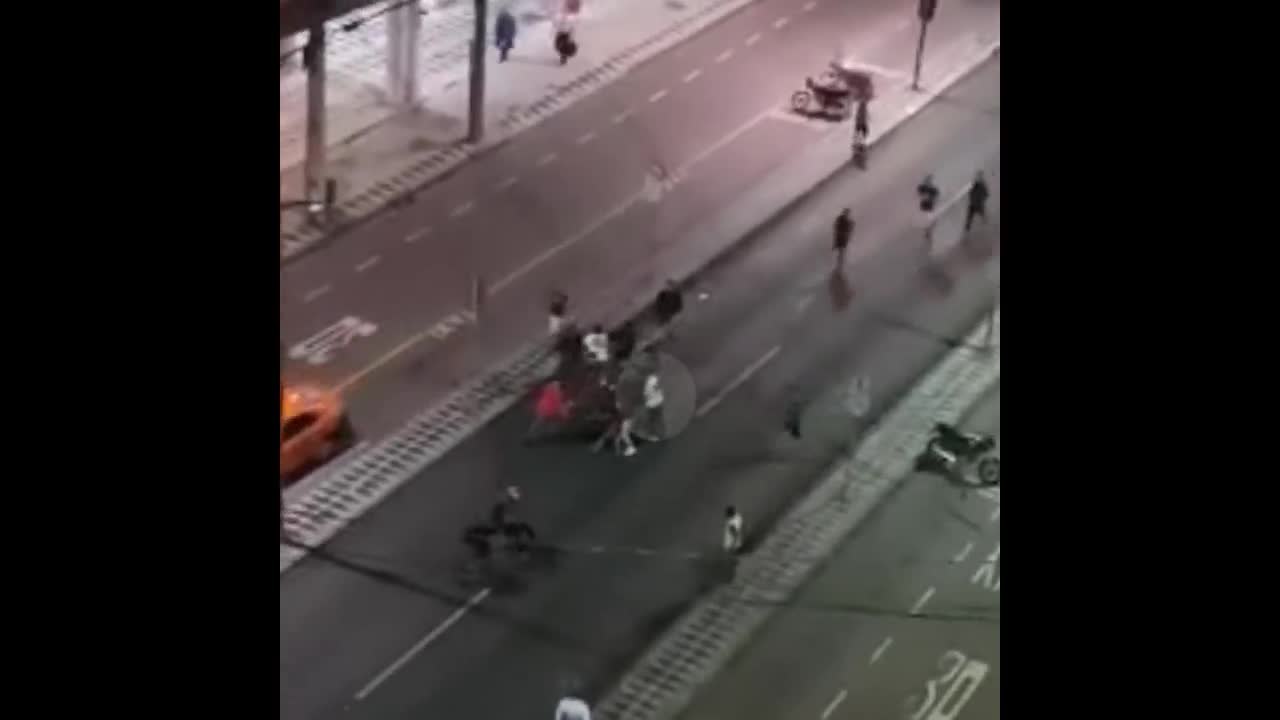 Torcedores do Athlético Paranaense são identificados após agredirem moradores de rua