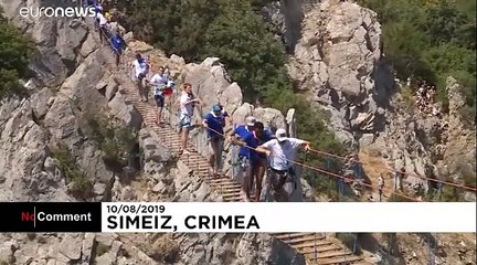 شاهد: سباحون يقفزون من جرف صخري ارتفاعه 27 متراً في شبه جزيرة القرم