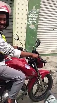 Technique pour transporter des pneus en moto