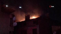 Kadıköy'de bir apartmanın çatısı alev alev yandı