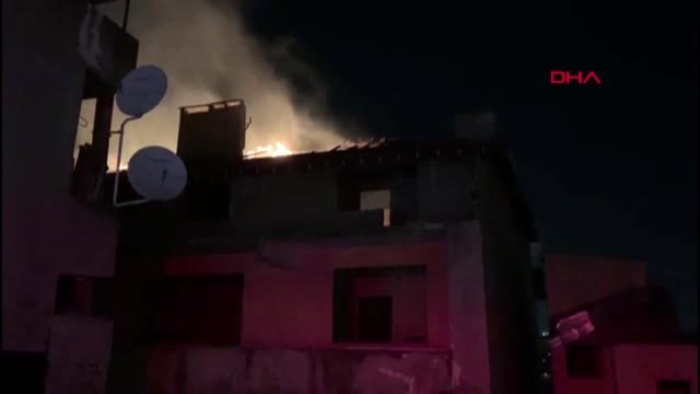 KADIKÖY'DE ÇATI KATI ALEV ALEV YANDI
