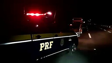 PRF auxilia motorista que 'se perdeu' e ficou com carro parcialmente sobre pista da BR-163