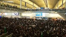 سلطات هونغ كونغ تعيد فتح المطار وتقول إنها رصدت خططا لمزيد من الاحتجاجات