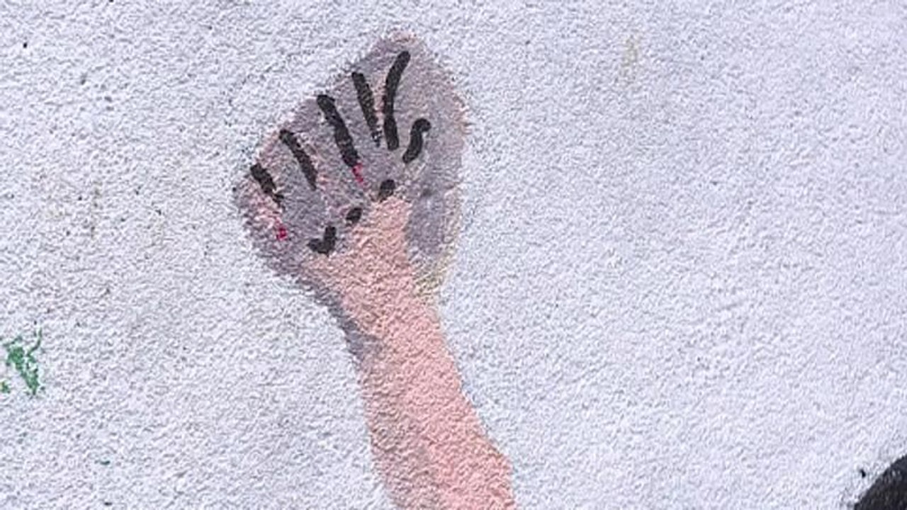 Μεγάλες ελλείψεις στους ξενώνες κακοποιημένων γυναικών στη Γαλλία