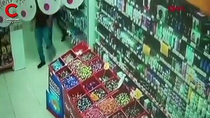 Boğanın markete girdiği o anlar kamerada