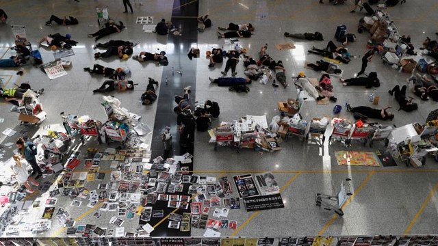 Χονγκ Κονγκ: Άνοιξε και πάλι το διεθνές αεροδρόμιο μετά τη μαζική διαμαρτυρία