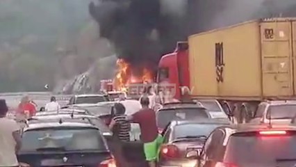 Report TV - Autobusi në flakë në Rrugën e Kombit, kompania: U dogj nga vapa