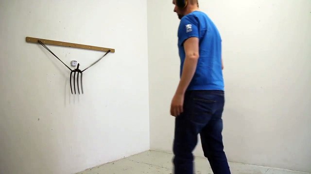 Jamais à l'heure ? Il explose des réveils pour le plaisir !