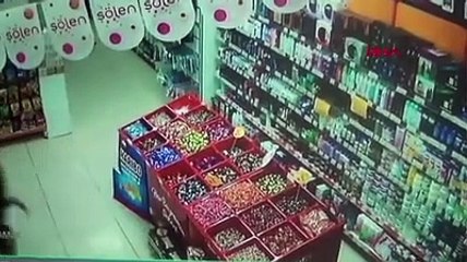 Kesime götürülen boğa kasabın elinden kurtuldu; markete girdi
