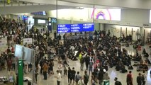 홍콩 공항 운영 재개...오늘도 운항 취소 속출 / YTN