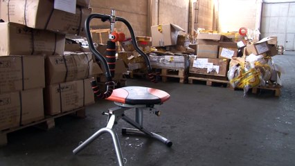 Gümrükte kalan 2 yarış otomobili meraklılarını bekliyor