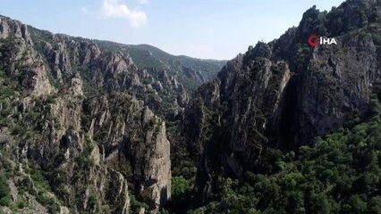 Yazın sıcağında kanyona gelenler üşüyor...Sadağı kanyonu havadan görüntülendi