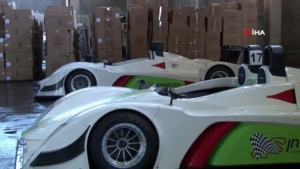 Gümrükte kalan 2 yarış otomobili meraklılarını bekliyor