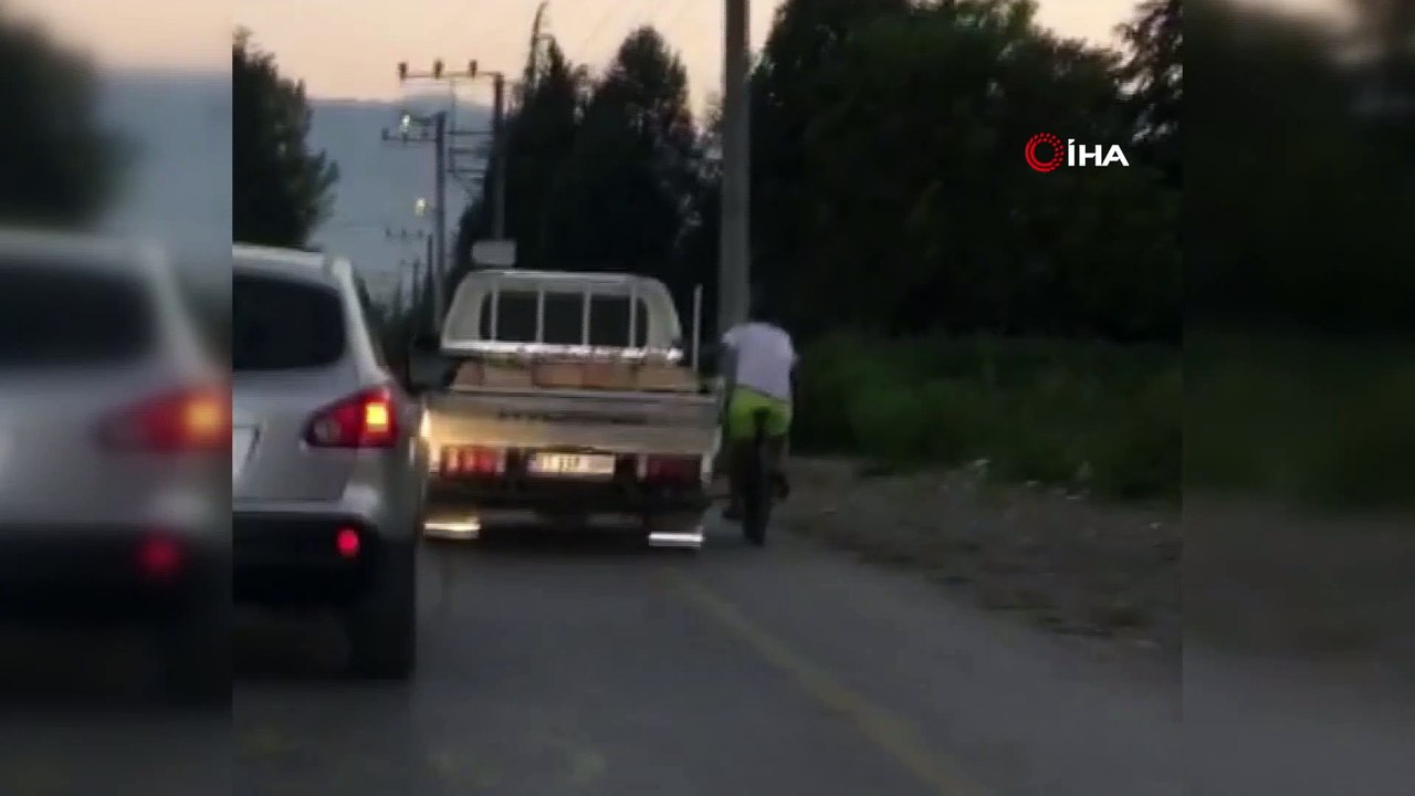 Kamyonete takılan bisikletli ile sürücünün seyir halindeki trafikteki koyu sohbeti yok artık dedirtti