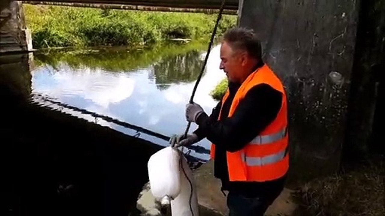 Pollution aux hydrocarbures : un barrage filtrant installé dans la Seille