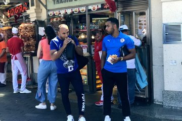 Liverpool ve Chealsea taraftarları Taksim'de gezip döner yedi