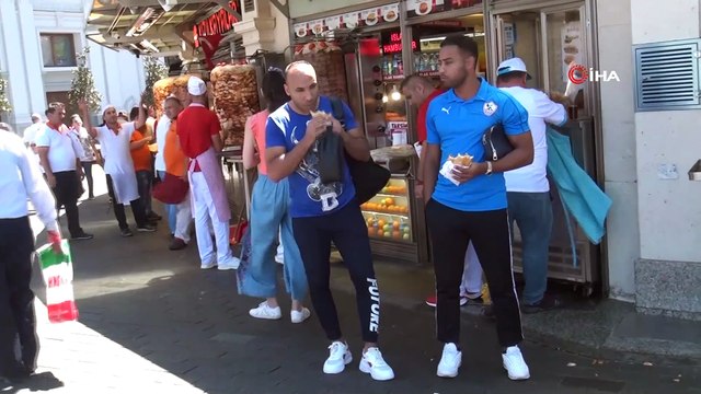 Liverpool ve Chelsea taraftarları Taksim’de gezip döner yedi